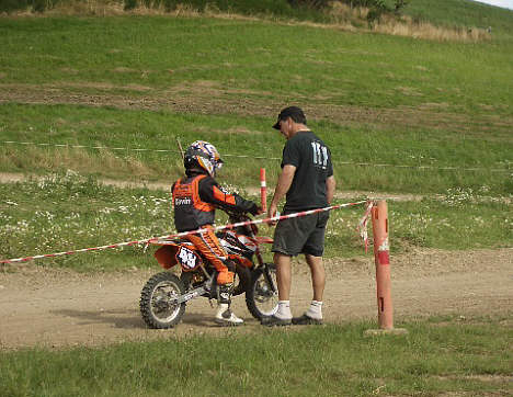Kevin trænes løbende af den mangedobbelte Danske Mester i moto-cross Søren B. Mortensen som har egen privatbane/træningsskole på hans ejendom ved Låsby imellem Silkeborg og Århus.